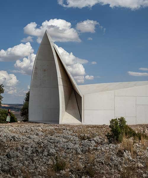 Sancho-Madridejos construye capilla tipo origami en el paisaje montañoso de España central