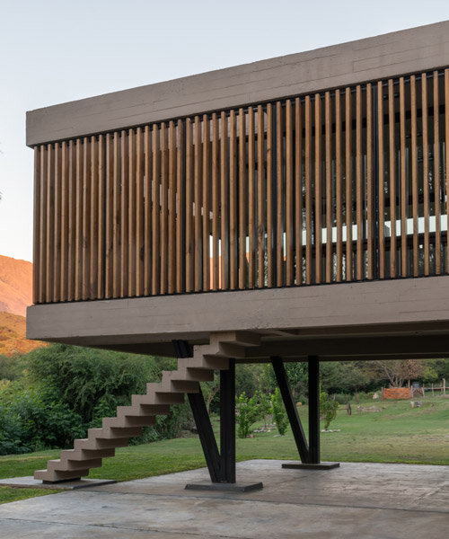 esta casa de barrionuevo villanueva arquitectos flota entre las colinas boscosas argentinas