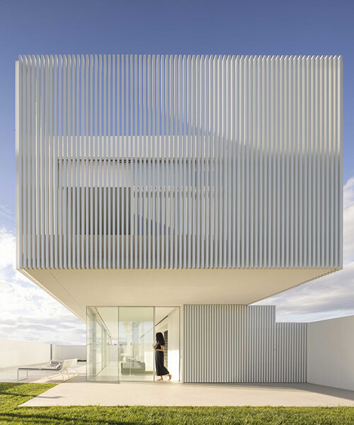 fran silvestre arquitectos termina piera house con diseño permeable en España