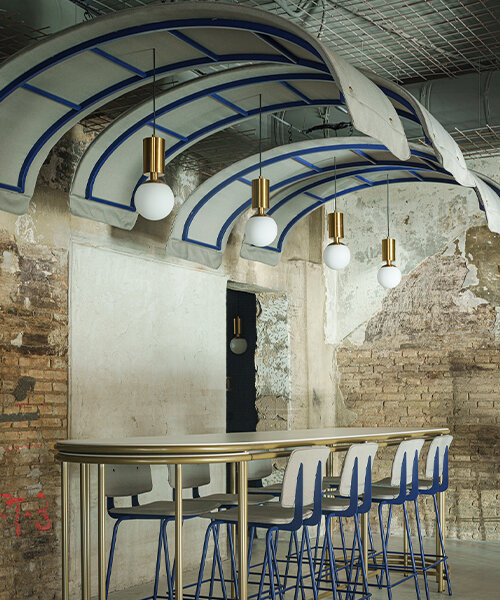 domos acústicos suspendidos coronan el interior de un restaurante en valencia