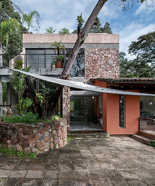 luis carbonell construye un complejo mexicano de retiro a partir de una casa de piedra existente