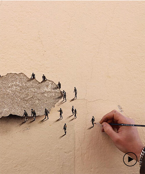 diminutas figuras del artista urbano pejac emergen de las grietas de una pared descarapelada en madrid