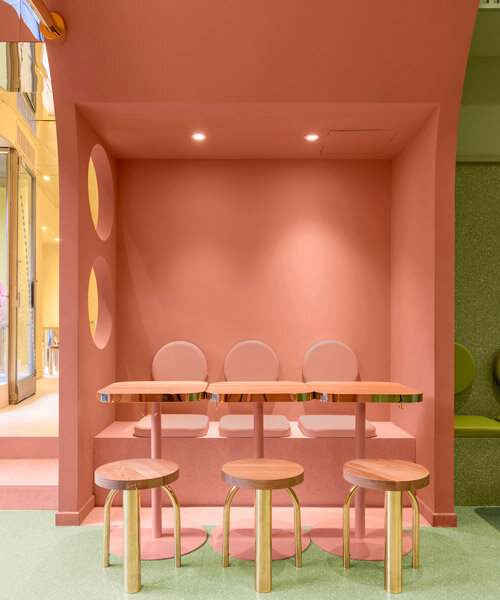 masquespacio eligió colores pastel para interior de bun burgers inspirado en albercas en milán