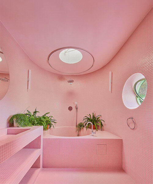tonos rosas pastel inyectan vitalidad a residencia renovada de 1988 por cierto estudio en barcelona