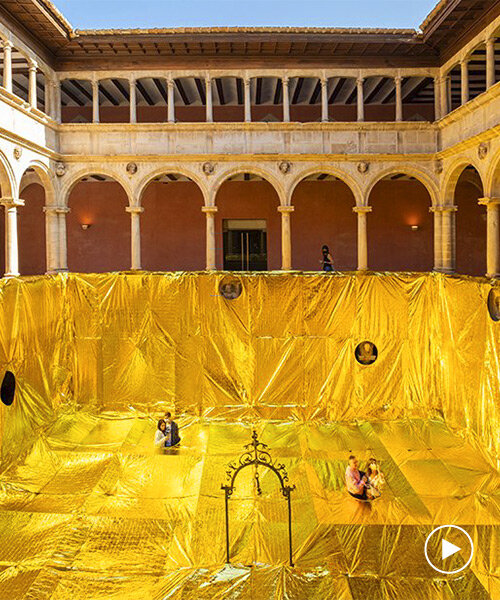 cubierta dorada hecha de mantas térmicas cubre patio de convento del siglo xvi en españa