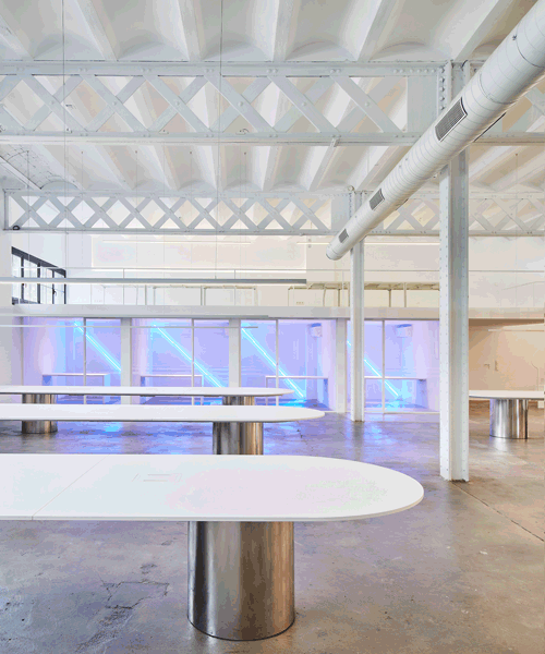 isern serra crea espacios de trabajo minimalistas e industriales para TheKeenFolks en barcelona