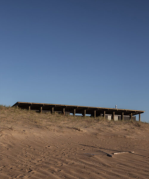 punta rubia refuge protegido por esqueleto de madera se encuentra a lo largo de la costa en uruguay