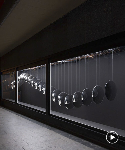 el artista urbano SpY desvela su primera escultura cinética hecha de 20 espejos de vigilancia