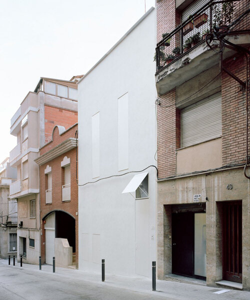 arquitectura-G diseña su casa costa como un porche alrededor de un jardín en barcelona