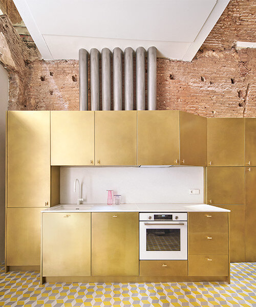 raúl sánchez ornamenta interior de ladrillo con cocina de cobre en residencia remodelada en barcelona
