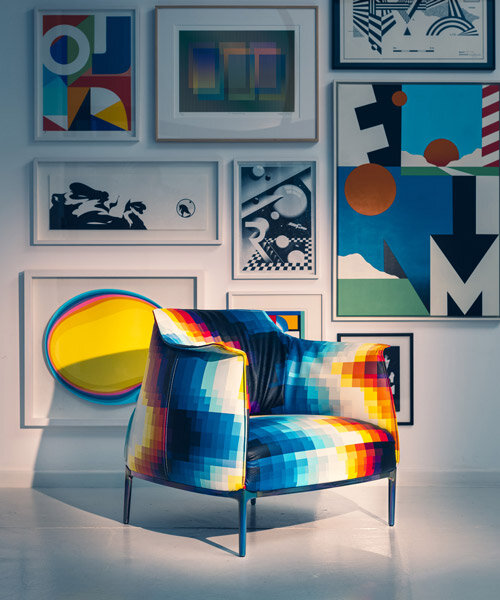 el artista felipe pantone llena el sillón archibald de estampados pixelados