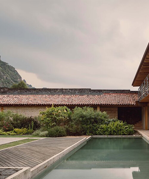 el jardín central de esta casa de fin de semana enmarca el entorno montañoso mexicano