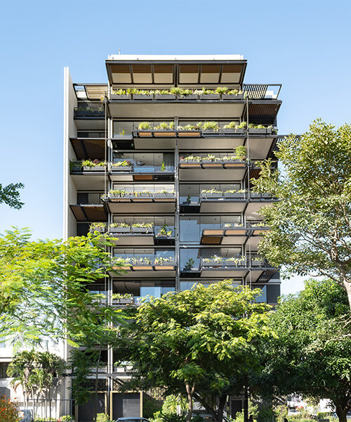 la torre residencial con diseño pasivo y terrazas verdes de studio saxe se levanta en el contexto urbano de costa rica