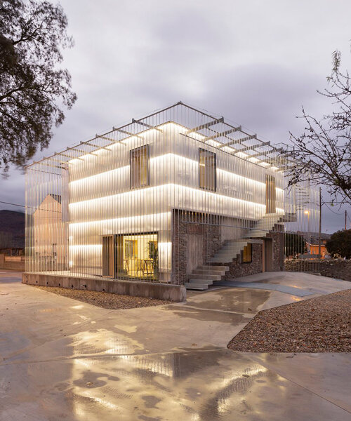MCVR arquitectos transforma una casa de campo de piedra en una moderna oficina de co-working