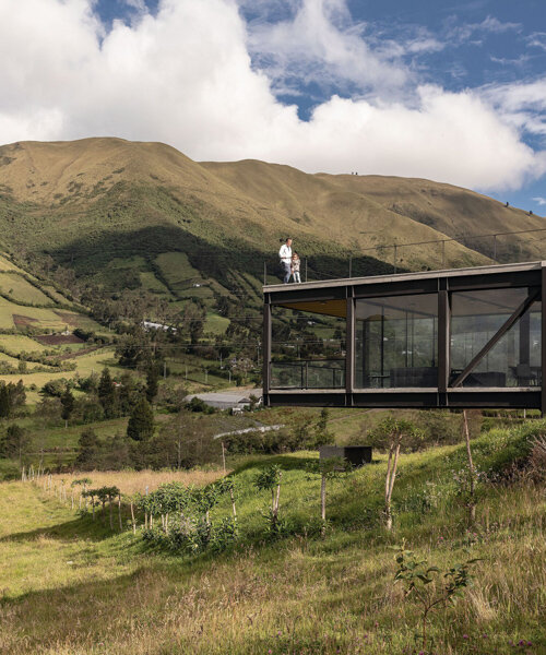 esta casa en voladizo por Bernardo Bustamante emerge de las montañas de Ecuador