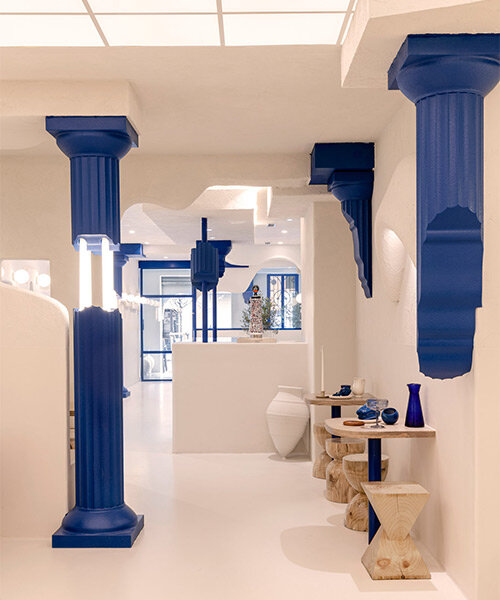 antiguas columnas azules impresas en 3D emergen del restaurante griego de masquespacio en España
