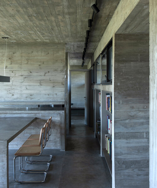 luciano kruk da forma a un gran volumen de concreto para 'Countryside House' en argentina