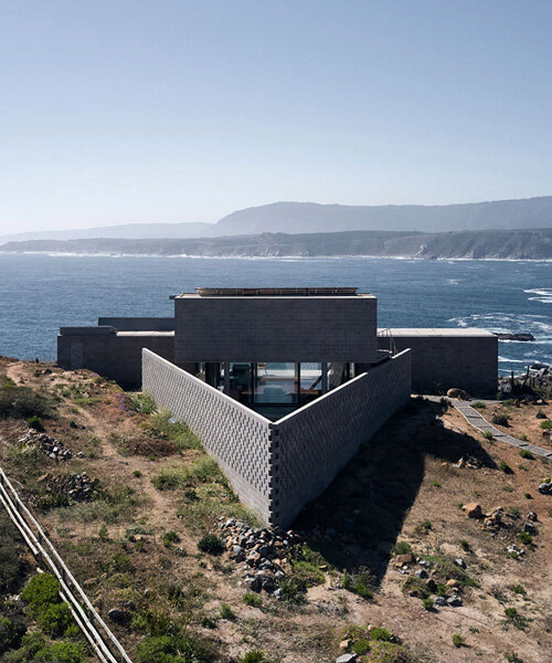 'LBS House' hecha de bloques de cemento se abre sobre los acantilados costeros de chile
