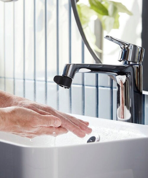 la boquilla de grifo de modo dual de IKEA ÅBÄCKEN limita el flujo para reducir el consumo de agua