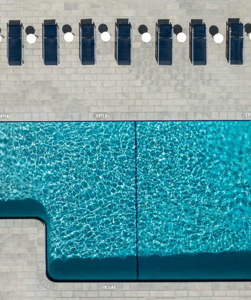 brad walls experimenta con el espacio negativo y tonalidades azules para la serie de fotos 'pools from above'