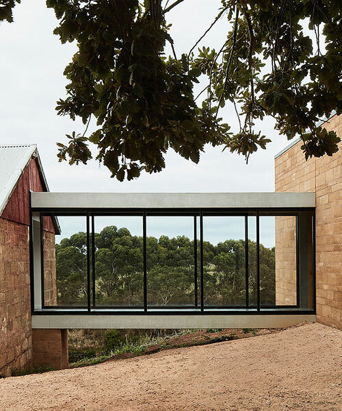 pasarelas acristaladas vinculan una casa de campo minimalista con una victoria rural