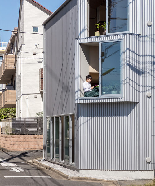 esquinas inclinadas y generosas aberturas animan el 'apartament S' de tokio