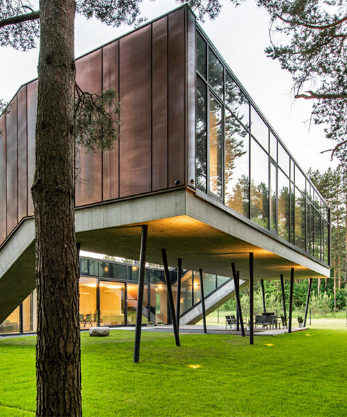 casa en zigzag revestida de cobre de g.natkevicius & partners se cierne sobre un bosque de pinos en lituania
