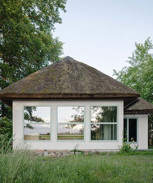 rehabilitación de cabaña con techo de paja crea una escapada vibrante a la orilla de lago alemán