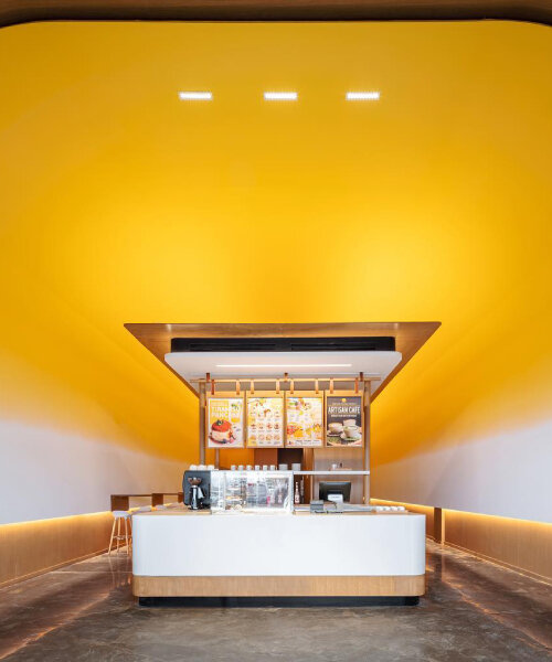 cave café en canadá brilla como el sol con interior en color amarillo