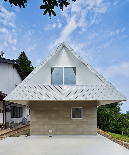 techo triangular enmarca extensos paisajes del japón rural