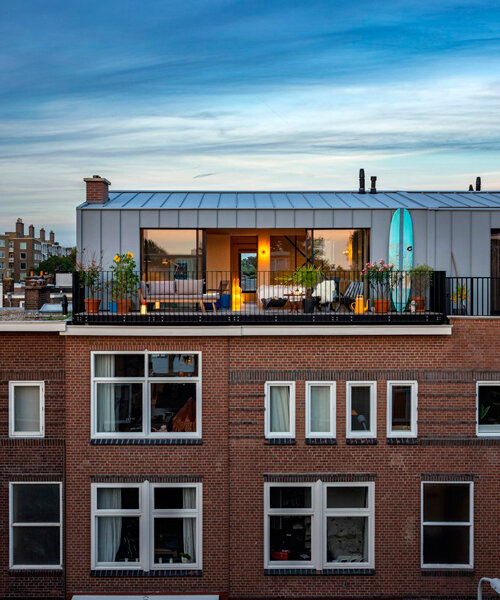 extensión de acero en techo de 'house on a house' resalta en el paisaje urbano de ladrillo de hague