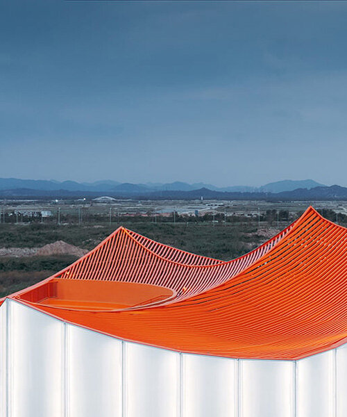 la sala de exposiciones flotante de wutopia lab con grandes picos anaranjados hace eco al paisaje montañoso de china