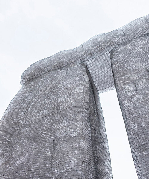 nuevo monumento en milán reinterpreta stonehenge con 16,000 botellas de plástico recicladas