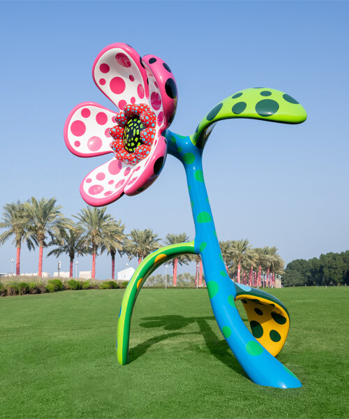 las caprichosas obras de arte de yayoi kusama aterrizan en qatar para una expansiva exposición al aire libre