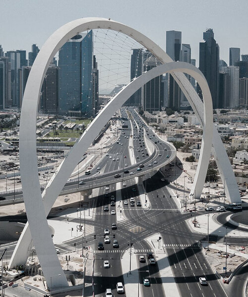 los arcos de al wahda se entrelazan para representar el futuro próspero y el legado de búsqueda de perlas de qatar