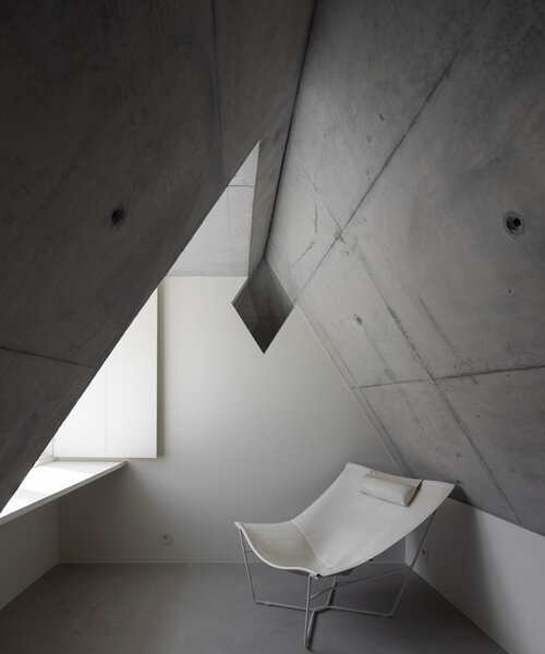 atelier ATA + vítor fernandes encajan una vivienda minimalista a lo largo de un bloque histórico en oporto