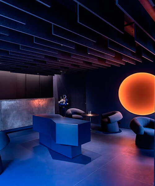 visual display sumerge al restaurante italiano y al bar lounge en una luz naranja neón