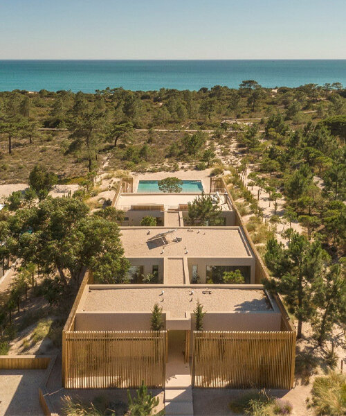 en portugal, la 'casa em tróia' de BICA arquitectos refleja a la perfección su entorno costero