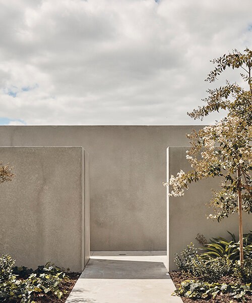 con volúmenes en capas, la 'casa patio' de FGR architects evoca un laberinto minimalista