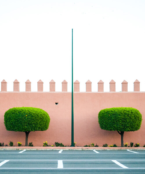 la serie de fotos captura los tonos de rosa empolvados que combinan los edificios de arcilla de marruecos con las tierras arenosas