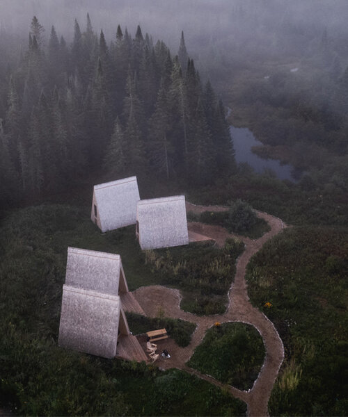 conectadas por un sinuoso sendero, estas microcabañas con estructura en 'A' animan el bosque canadiense