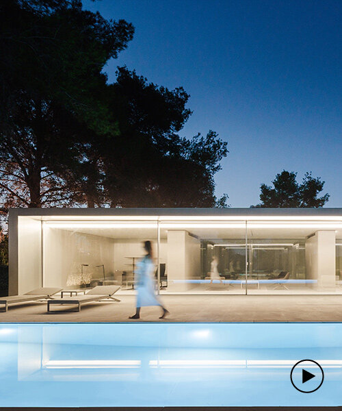 casa NIU N290 de fran silvestre arquitectos está envuelta en una delgada cubierta de aluminio