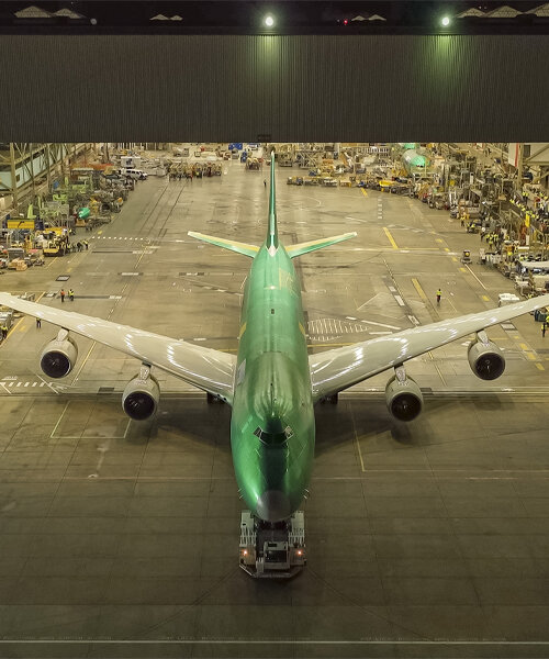 el último boeing 747 sale de la fábrica de everett antes de su entrega a atlas air