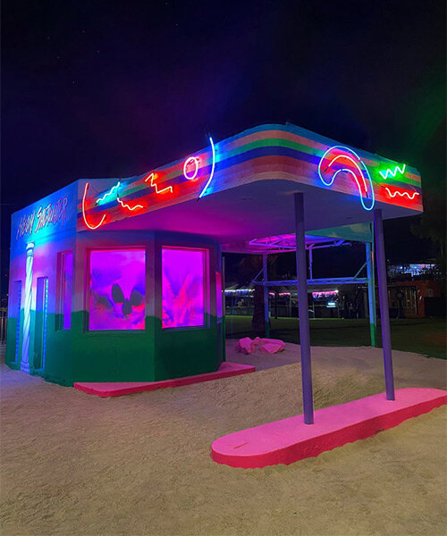 neon saltwater transforma gasolinera de las vegas de los 30's en un paisaje retro de luces brillantes
