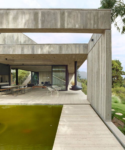 centrada en torno a un patio, esta casa en chile mezcla sutilmente el concreto expuesto con el travertino