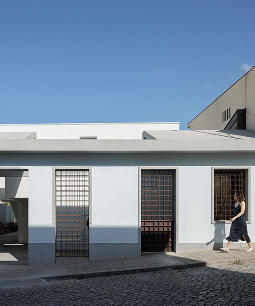 pema studio resguarda una vivienda tras su fachada original en una densa zona urbana de portugal