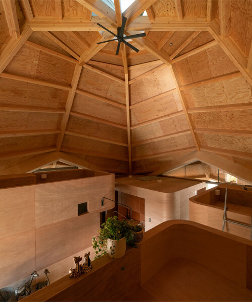 UID architects culmina una casa japonesa octogonal con una cubierta en forma de telaraña