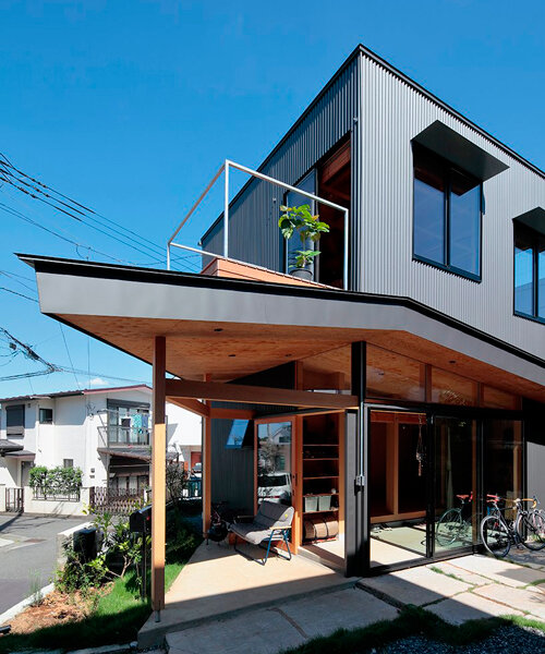 una 'casa aterrazada' en yokohama se adapta a cada estación para maximizar el confort de vida