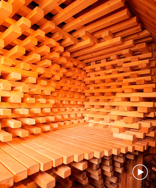 vigas de madera entrelazadas esculpen una cámara de sauna por anders berensson architects en noruega