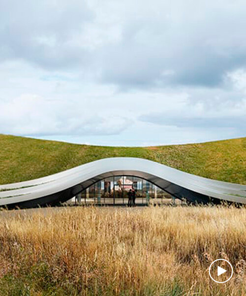 unism studio combina el techo verde de una fábrica subterránea con el paisaje rural polaco